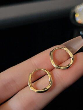 Minimalist Twisted Small Huggie Hoop Earrings Gold‑Tone Daily Wear Earrings